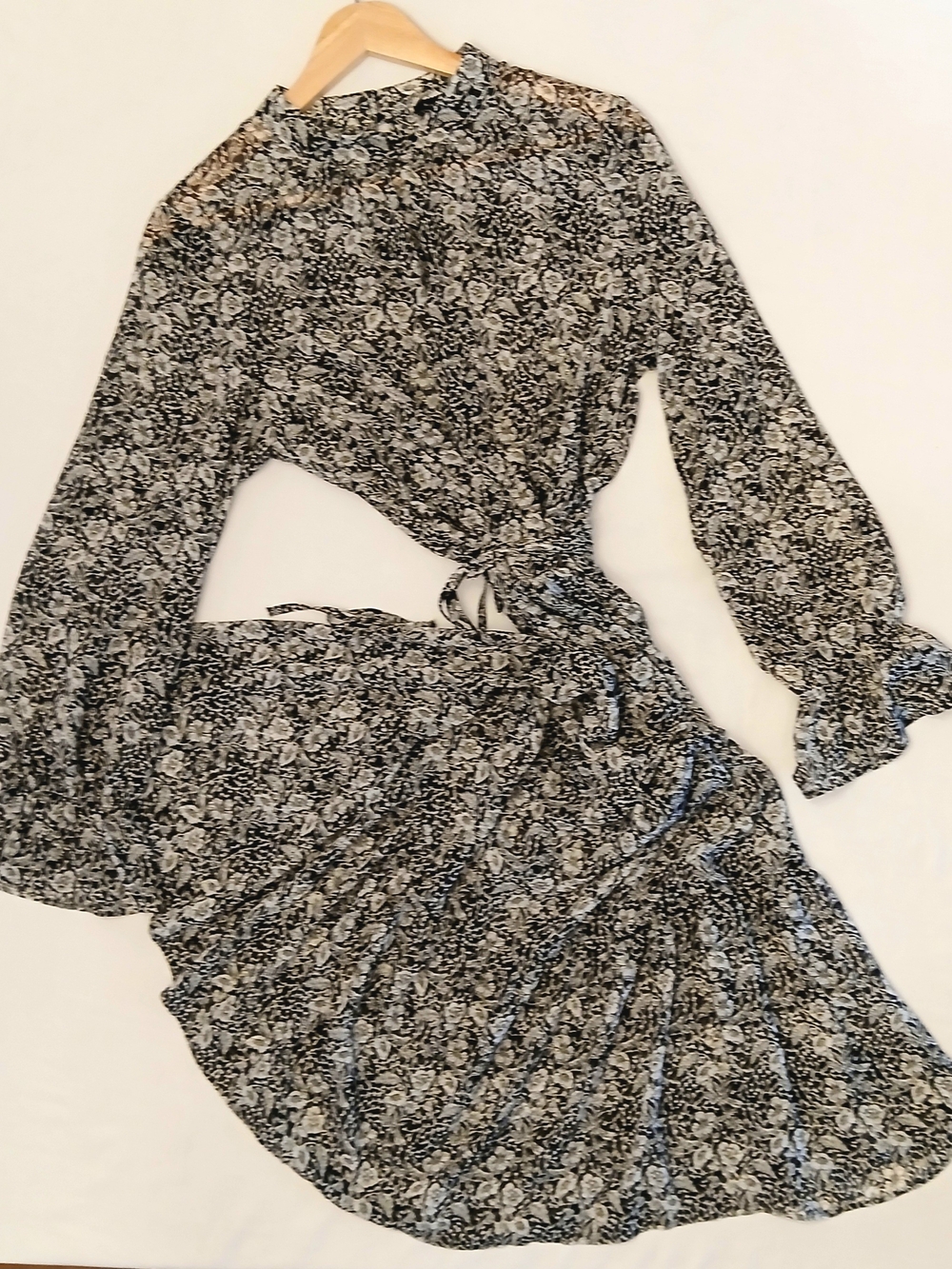 Banana Republic Floral Print Midi Dress Size 12 Black White Chiffon Long Sleeve